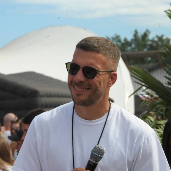 Mitorganisator Lukas Podolski lächelt 2023 auf dem „Glücksgefühle“-Festival am Hockenheimring. (Archivbild)