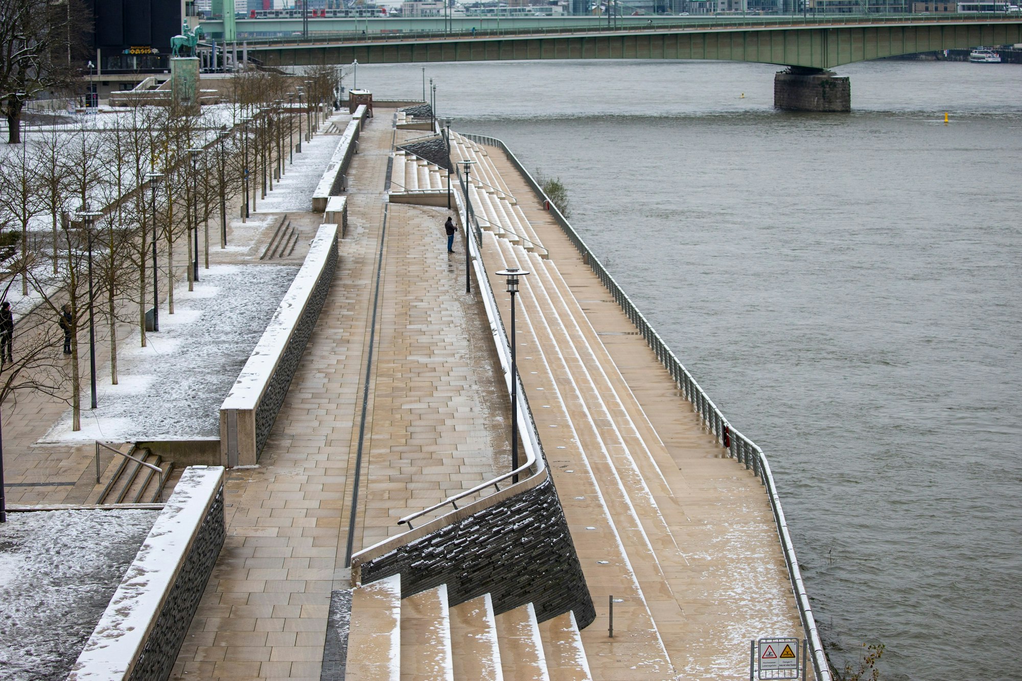 Die Rheintreppen in Deutz weisen auch am Montag noch Spuren des ersten Schneefalls in Köln auf.