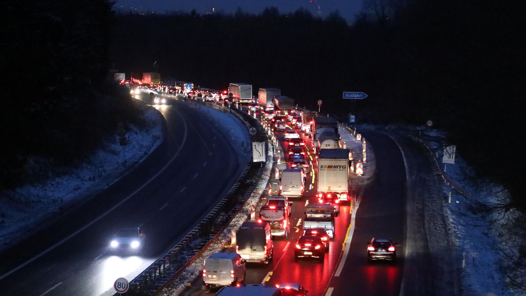 Autos stehen im Stau auf der Autobahn 4 bei Moitzfeld.