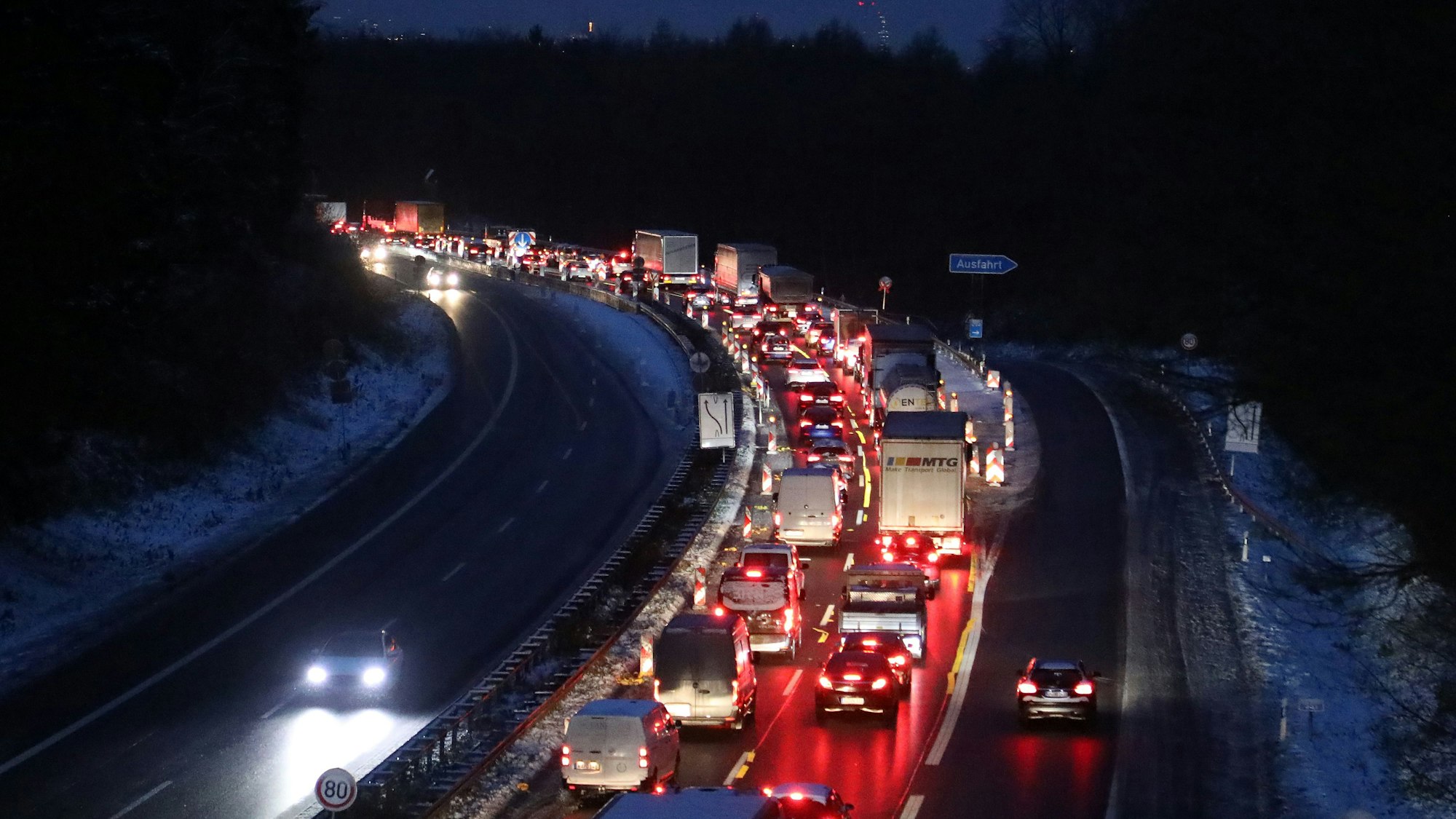 Autos stehen im Stau auf der Autobahn 4 bei Moitzfeld.