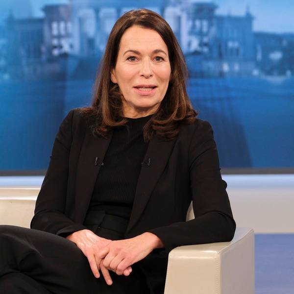Moderatorin Anne Will sitzt bei ihrer letzten Sendung im Studio der gleichnamigen Talkshow und blickt in die Kamera.