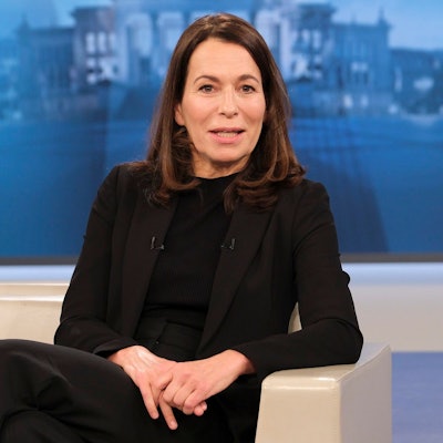 Moderatorin Anne Will sitzt bei ihrer letzten Sendung im Studio der gleichnamigen Talkshow und blickt in die Kamera.