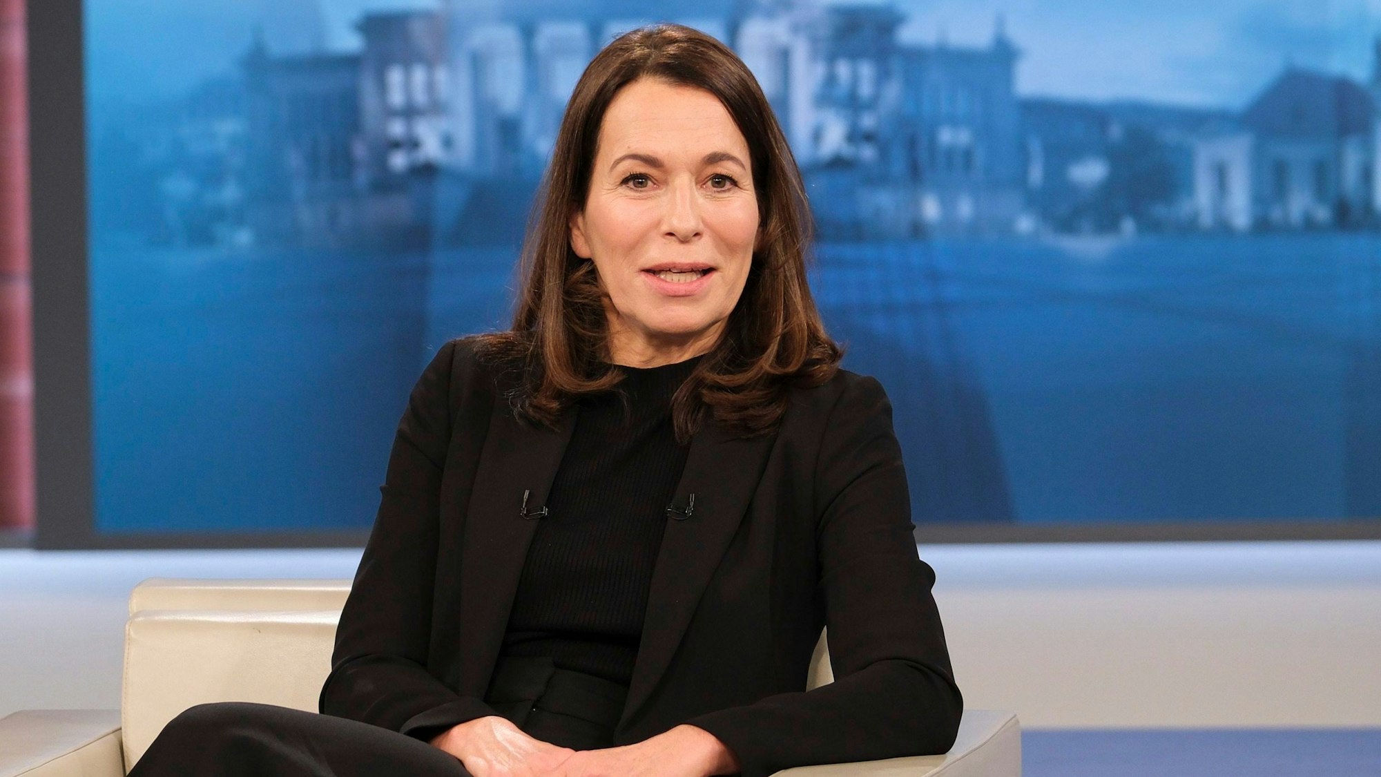 Moderatorin Anne Will sitzt bei ihrer letzten Sendung im Studio der gleichnamigen Talkshow und blickt in die Kamera.