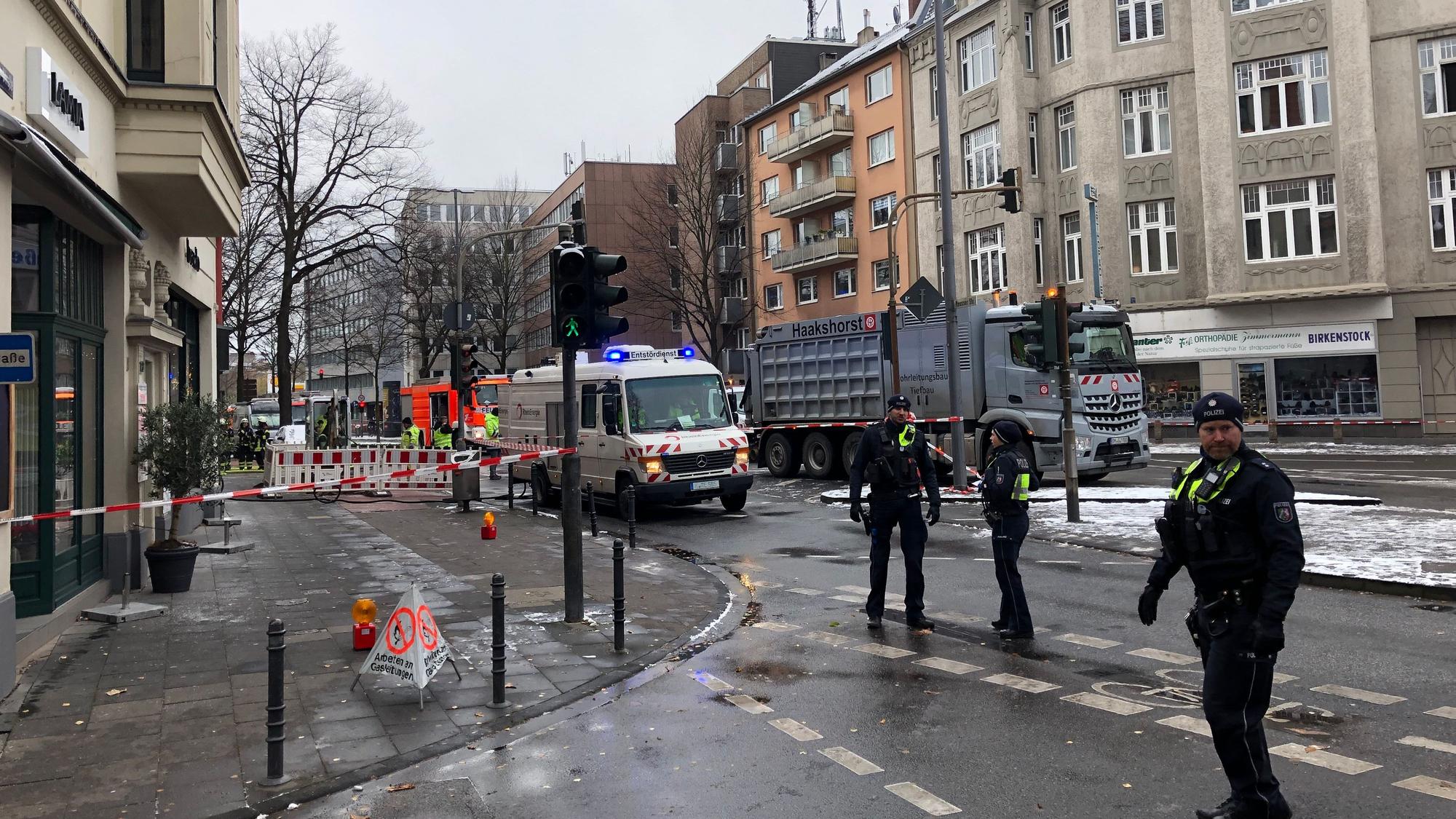 Gasaustritt in Nippes: Mit einem Bagger wird nach einem Gasleck an der Neusser Straße gesucht.