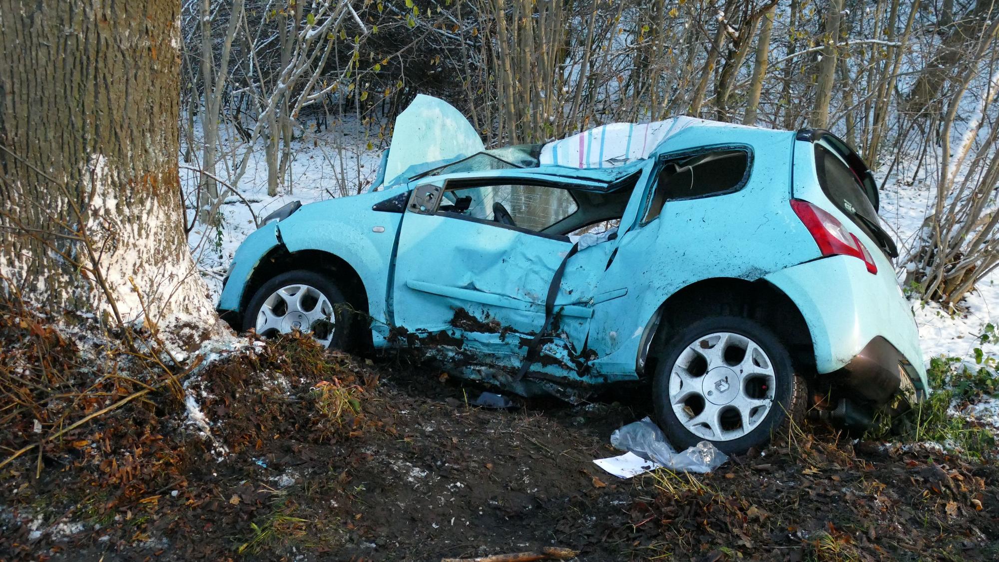 Ein schwer beschädigtes Auto liegt im Straßengraben.
