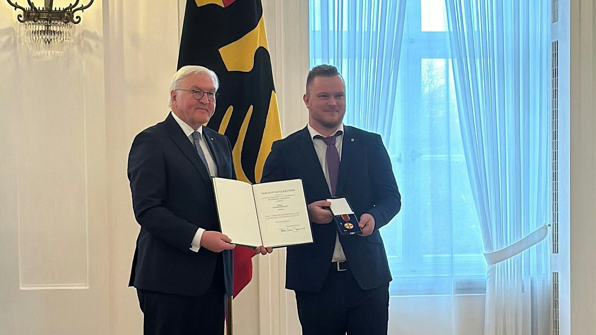 Dominik Pinsdorf (rechts) bekommt in Berlin den Verdienstorden für sein ehrenamtliches Engagement von Bundespräsident Frank-Walter Steinmeier überreicht.