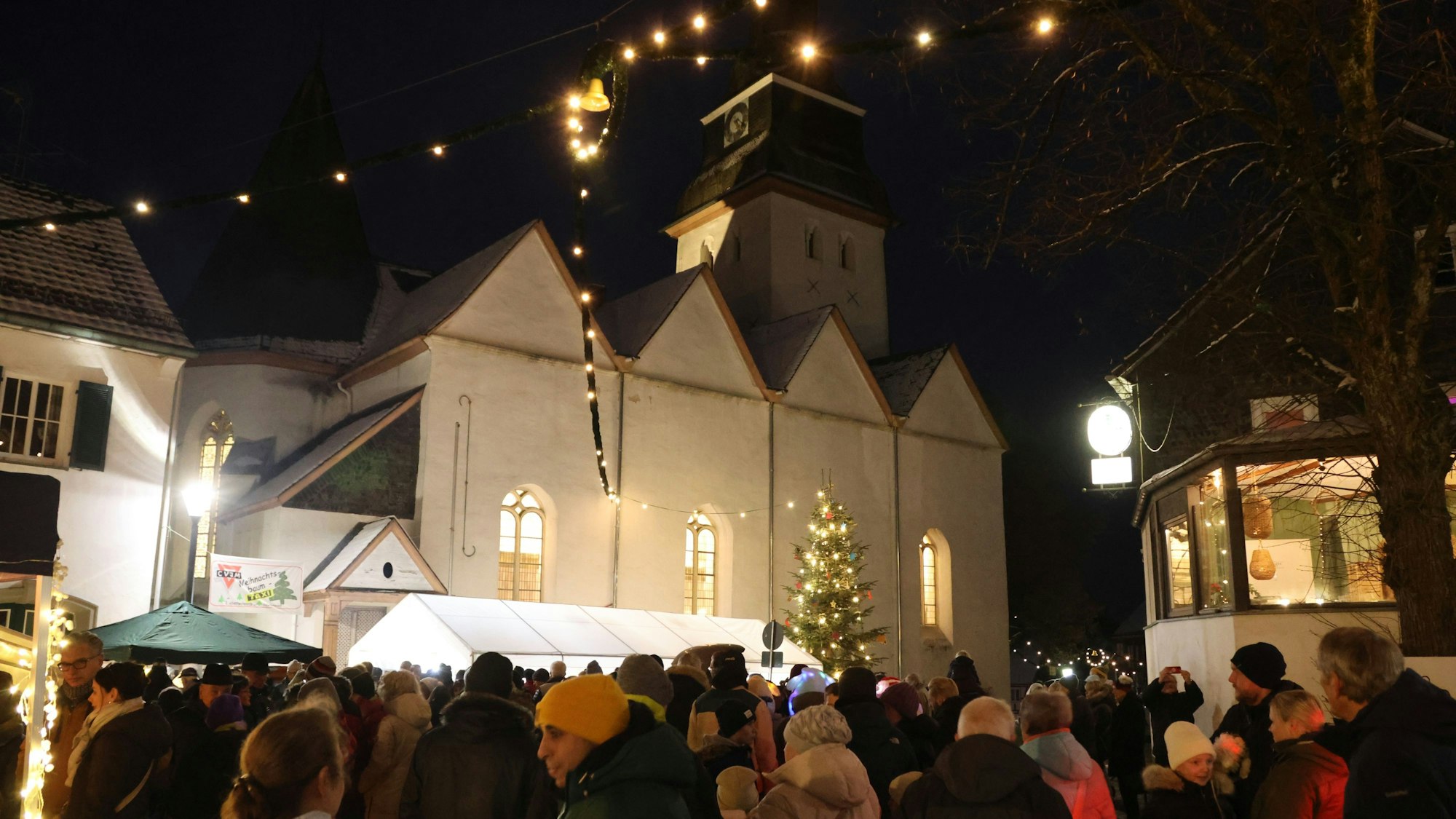 Besinnliche Weihnachtsstimmung kam beim Anleuchten im Rahmen des „Nümbrechter Wintermärchens“ auf.