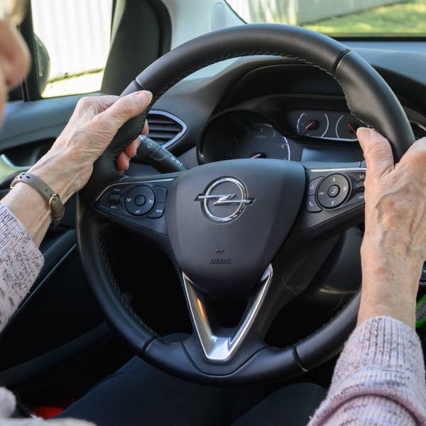 ARCHIV - 09.05.2023, Niedersachsen, Burgdorf: Eine ältere Teilnehmerin sitzt bei der Schulung «Fit im Auto» von der Landesverkehrswacht Niedersachsen in einem Fahrschulauto. Die EU-Verkehrsminister wollen am 04.12.2023 ihre Position zu neuen Führerscheinregeln in der EU festlegen. Dabei geht es unter anderem um Vorgaben für ältere Menschen. (zu dpa «EU-Verkehrsminister sprechen über neue Führerscheinregeln») Foto: Julian Stratenschulte/dpa +++ dpa-Bildfunk +++