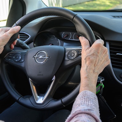 ARCHIV - 09.05.2023, Niedersachsen, Burgdorf: Eine ältere Teilnehmerin sitzt bei der Schulung «Fit im Auto» von der Landesverkehrswacht Niedersachsen in einem Fahrschulauto. Die EU-Verkehrsminister wollen am 04.12.2023 ihre Position zu neuen Führerscheinregeln in der EU festlegen. Dabei geht es unter anderem um Vorgaben für ältere Menschen. (zu dpa «EU-Verkehrsminister sprechen über neue Führerscheinregeln») Foto: Julian Stratenschulte/dpa +++ dpa-Bildfunk +++