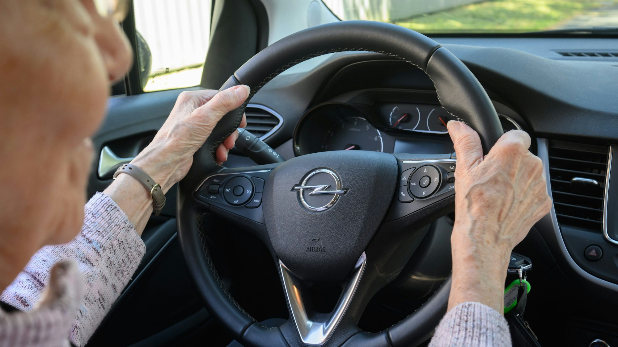 ARCHIV - 09.05.2023, Niedersachsen, Burgdorf: Eine ältere Teilnehmerin sitzt bei der Schulung «Fit im Auto» von der Landesverkehrswacht Niedersachsen in einem Fahrschulauto. Die EU-Verkehrsminister wollen am 04.12.2023 ihre Position zu neuen Führerscheinregeln in der EU festlegen. Dabei geht es unter anderem um Vorgaben für ältere Menschen. (zu dpa «EU-Verkehrsminister sprechen über neue Führerscheinregeln») Foto: Julian Stratenschulte/dpa +++ dpa-Bildfunk +++