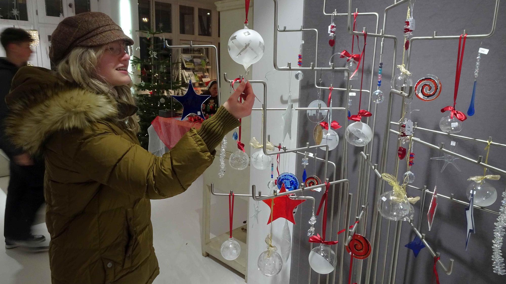 Weihnachtliche Glasornamente faszinierten.