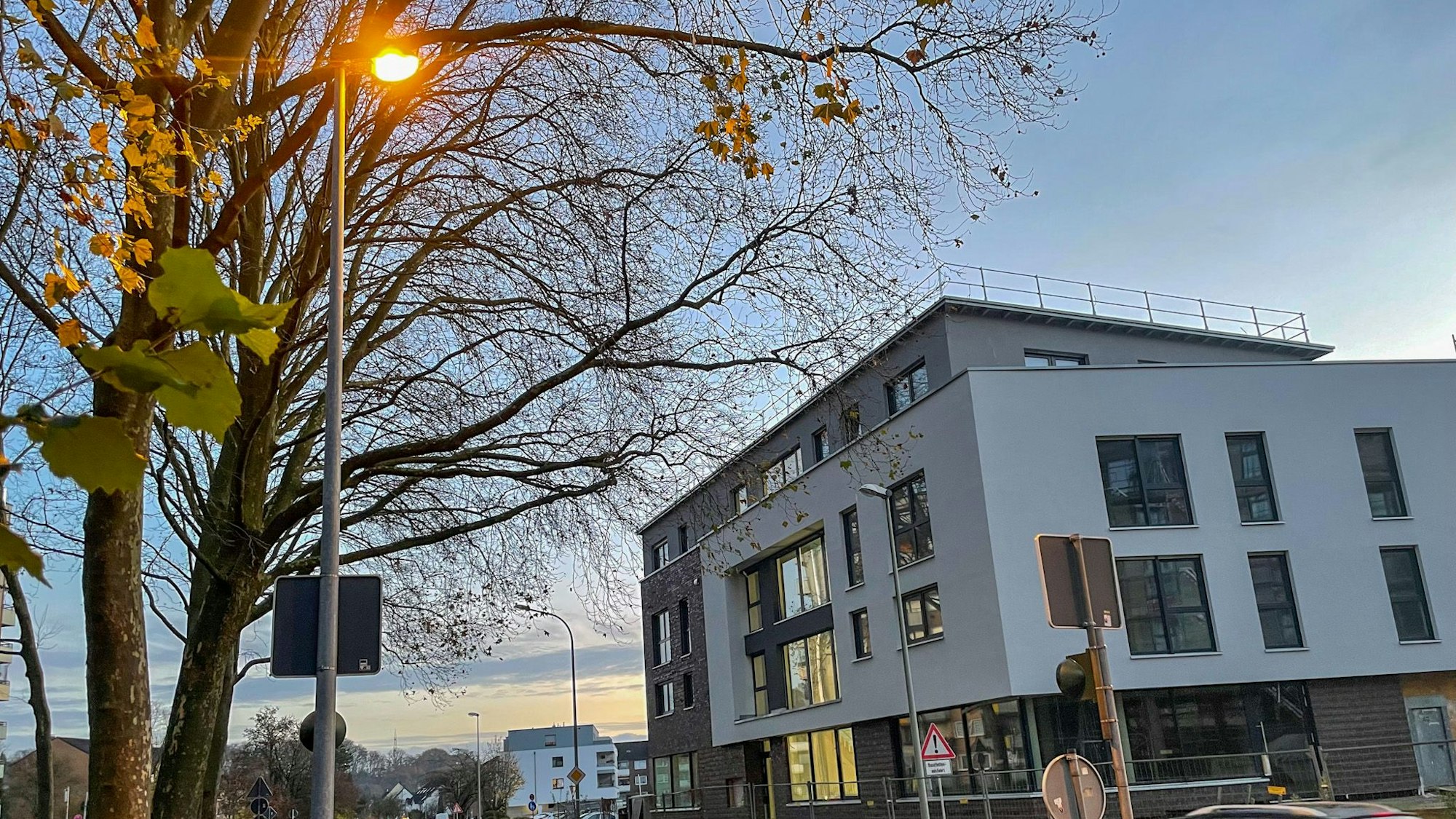 Ein Straßenlaterne leuchtet in der Dämmerung in Leichlingen.