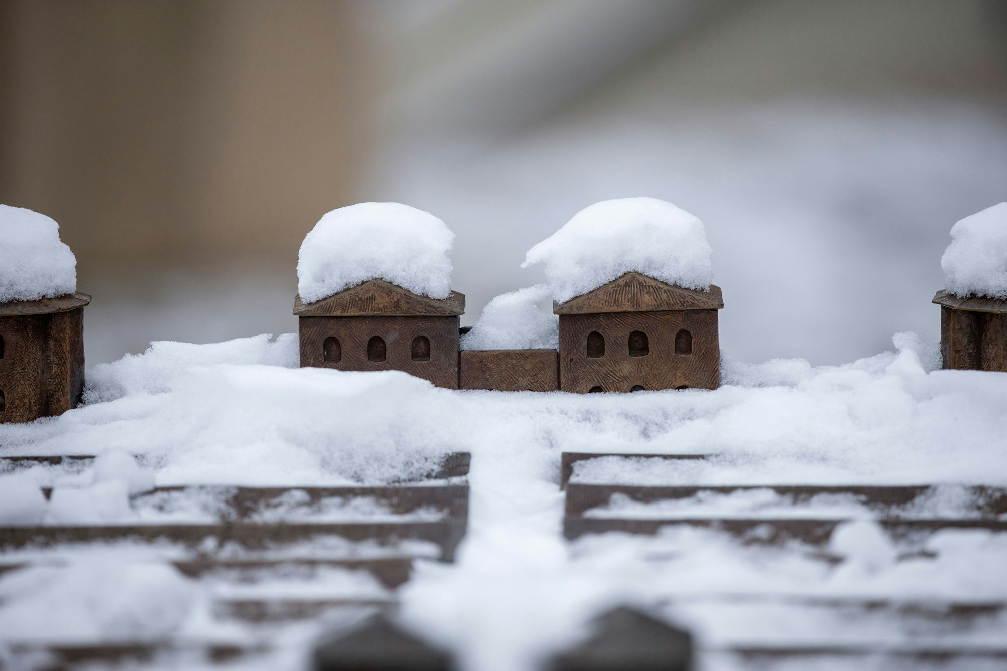 Der erste Schnee in Köln prägt auch am nächsten Morgen das Stadtbild.