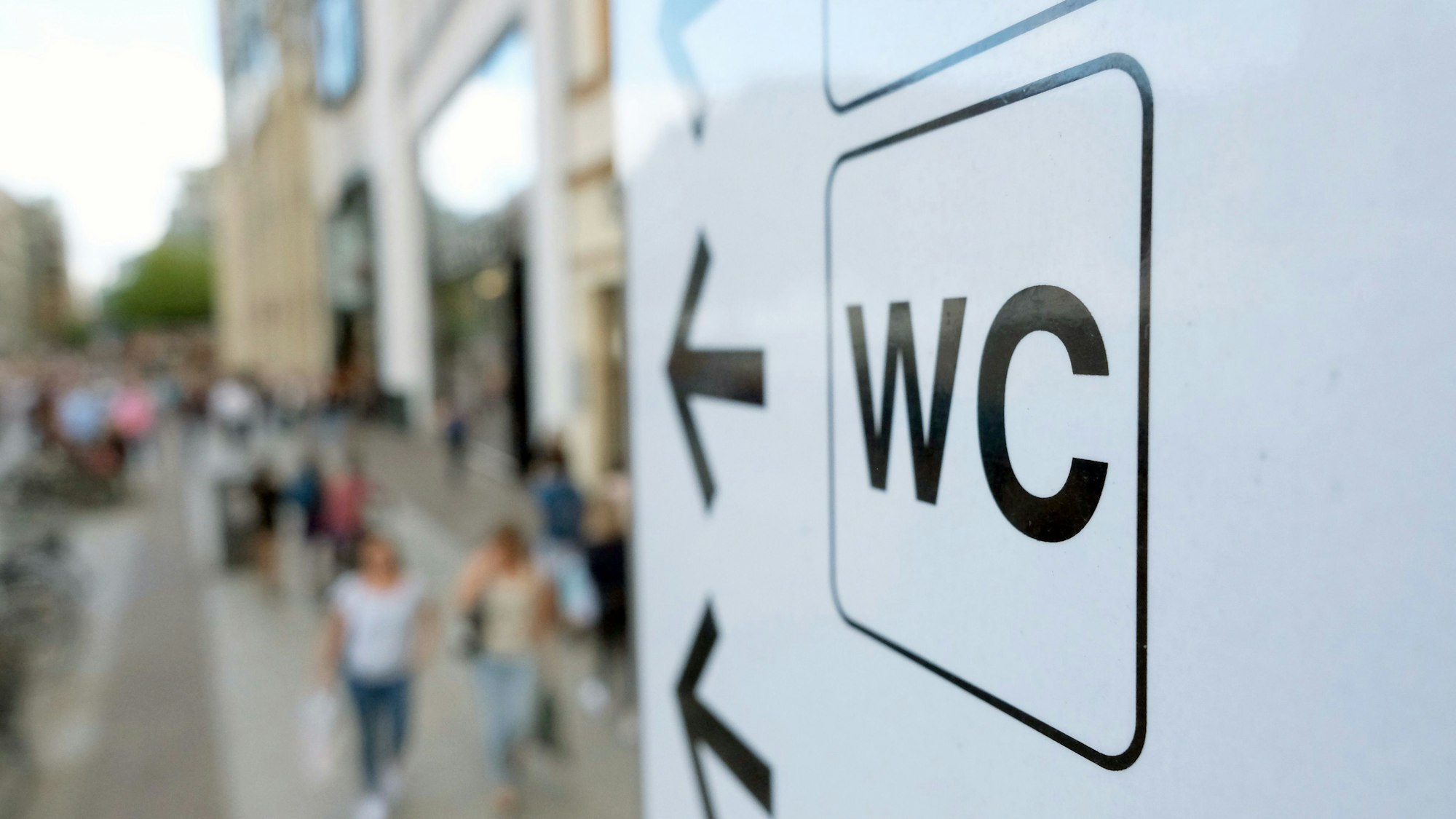 Ein Schild weist in der Innenstadt den Weg zu einer öffentlichen Toilette. Die großen Städte sind für die kleinen menschlichen Bedürfnisse in der Regel gerüstet.
