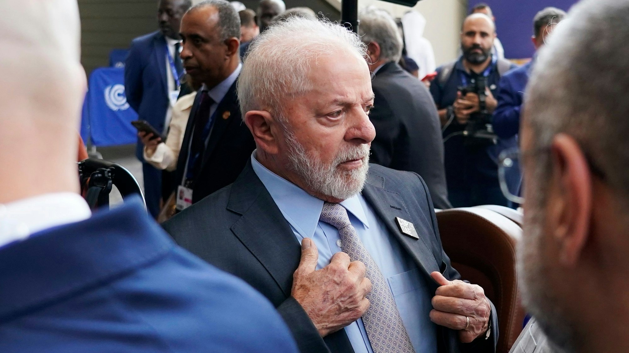 01.12.2023, Vereinigte Arabische Emirate, Dubai: Luiz Inacio Lula da Silva, Präsident von Brasilien, geht über die Expo City, dem Veranstaltungsort der COP28. Foto: Joshua A. Bickel/AP/dpa +++ dpa-Bildfunk +++