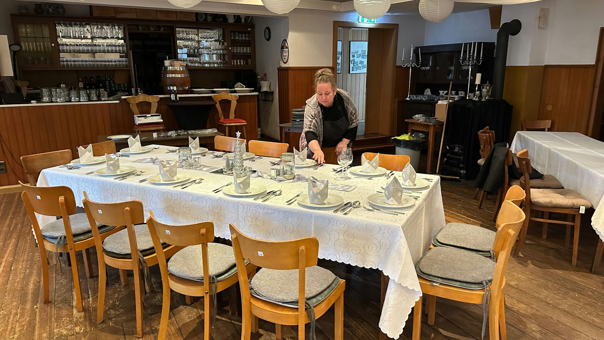 Im Festaal des Gasthauses Röttgen wird von Sabine Rogawski eine Tafel eingedeckt.