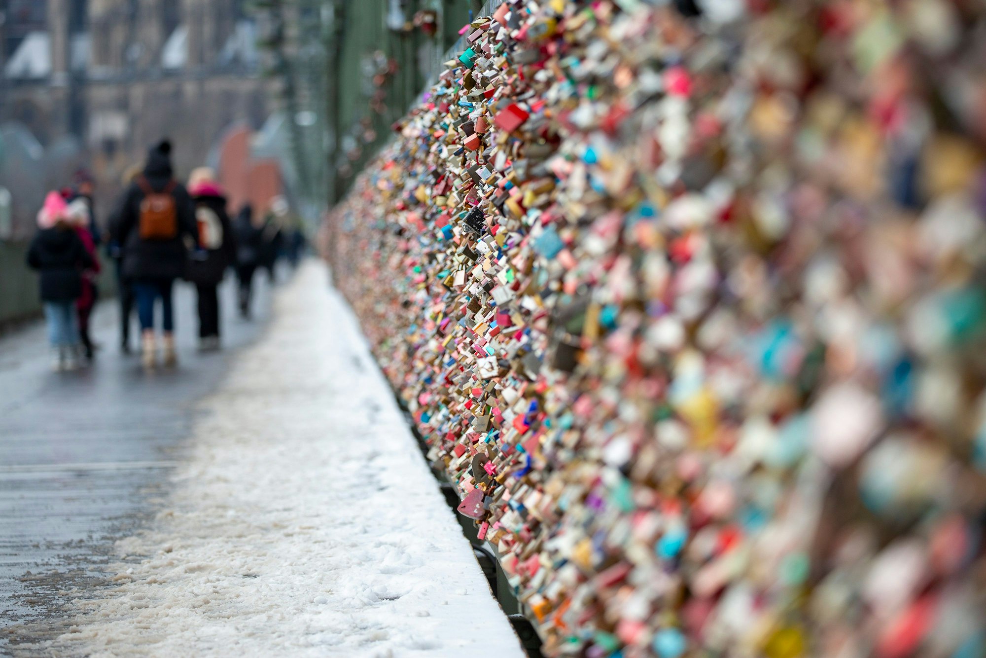Schnee bedeckt die Hohenzollernbrücke mit ihren bekannten Liebesschlössern.