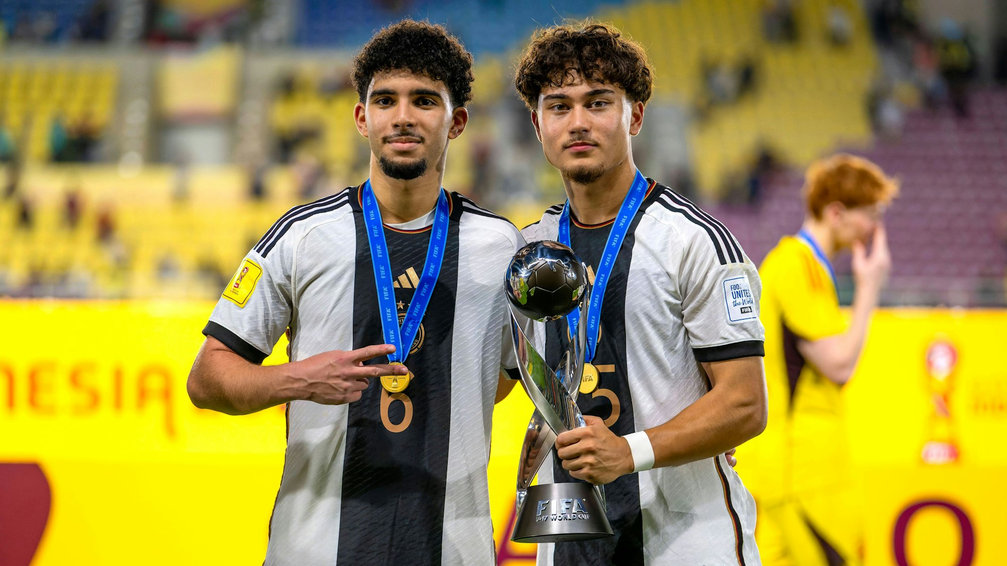 Justin von der Hitz hält einen Pokal.