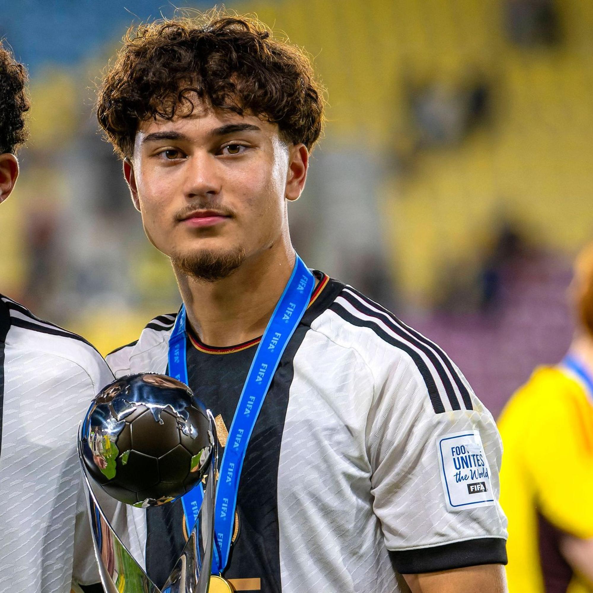 Justin von der Hitz mit dem Weltpokal
