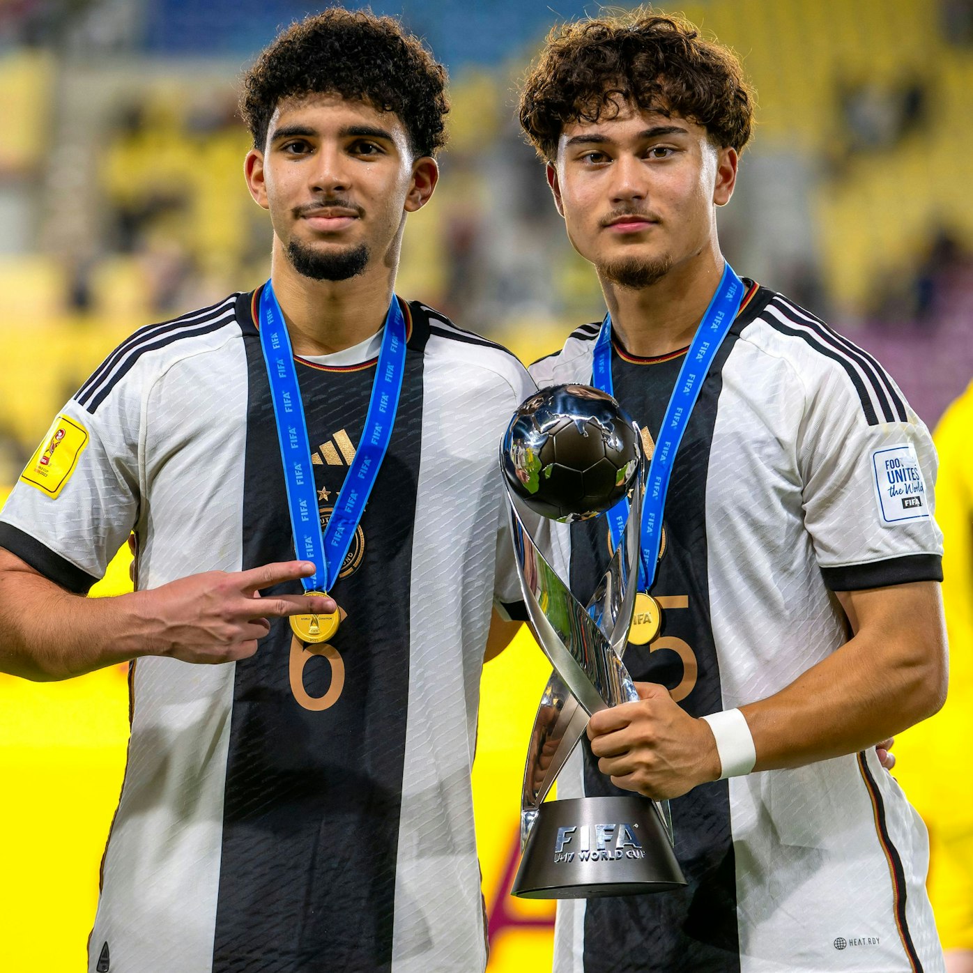 02.12.2023, Fussball U-17-Weltmeisterschaft 2023, Finale: Deutschland - Frankreich, im Manahan Stadium Surakarta. Weltmeister Deutschland feiert den Titel nach dem Sieg im Elfmeterschiessen. v.li: Fayssal Harchaoui Deutschland und Justin von der Hitz Deutschland stolz mit dem WM-Pokal. *** 02 12 2023, Football U 17 World Cup 2023, Final Germany France, at Manahan Stadium Surakarta World champion Germany celebrates the title after winning the penalty shootout v li Fayssal Harchaoui Germany and Justin von der Hitz Germany proudly with the World Cup trophy