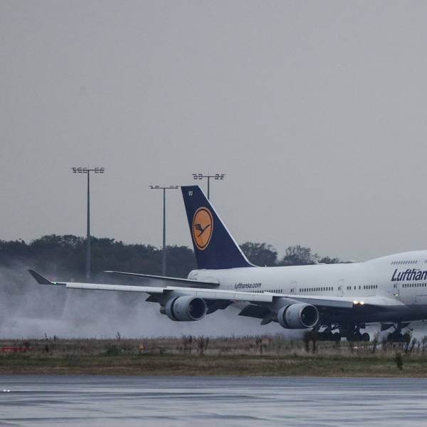 Eine Boeing 747 der deutschen Fluggesellschaft Lufthansa im Landeanflug bei einem Unwetter. Der Regen auf der Landebahn wird aufgewirbelt. (Symbolbild)