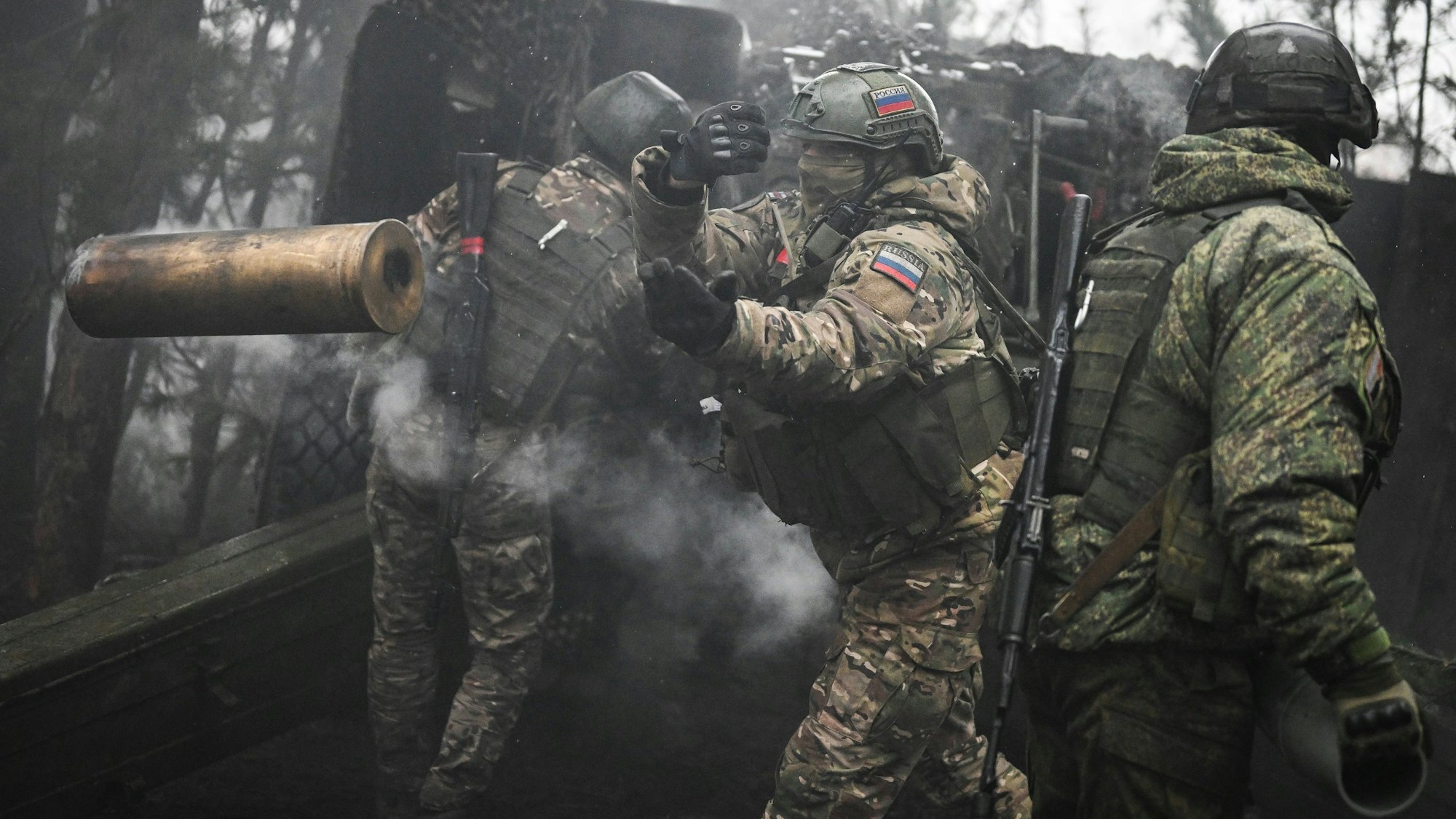 Russische Soldaten feuern mit einer Haubitze auf ukrainische Stellungen an der Front. Kiew hat Russland erneut ein Kriegsverbrechen vorgeworfen. (Archivbild)