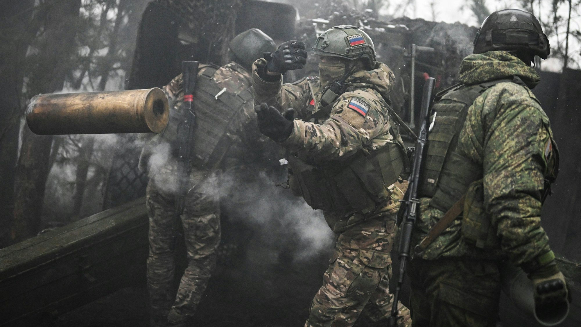 Russische Soldaten feuern mit einer Haubitze auf ukrainische Stellungen an der Front. Kiew hat Russland erneut ein Kriegsverbrechen vorgeworfen. (Archivbild)