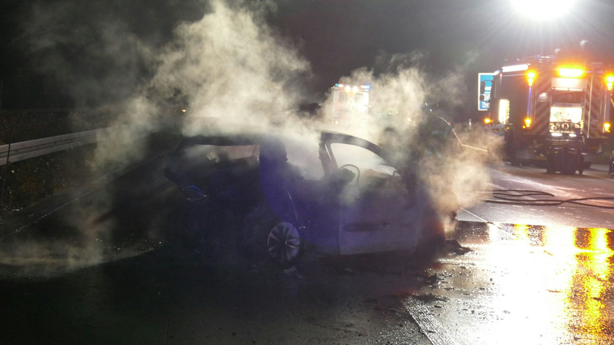 Der Wagen brannte völlig aus, die Feuerwehr konnte die Insassen nicht mehr retten.