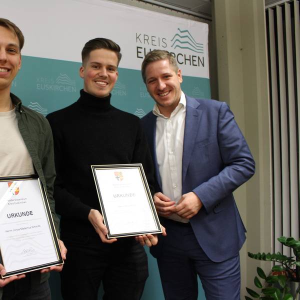 Jonas Maternus Schmitz und David Franz zeigen ihre Urkunden, daneben steht Landrat Markus Ramers.