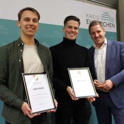 Jonas Maternus Schmitz und David Franz zeigen ihre Urkunden, daneben steht Landrat Markus Ramers.