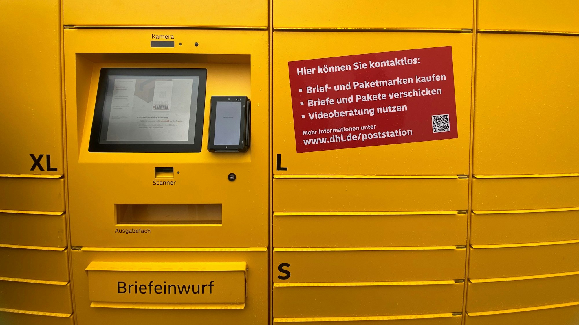 Die Poststation 711 hat einen Touchscreen, einen Briefeinwurf, einen Scanner, eine Kamera und 35 Paketfächer in den Größen S bis XL.