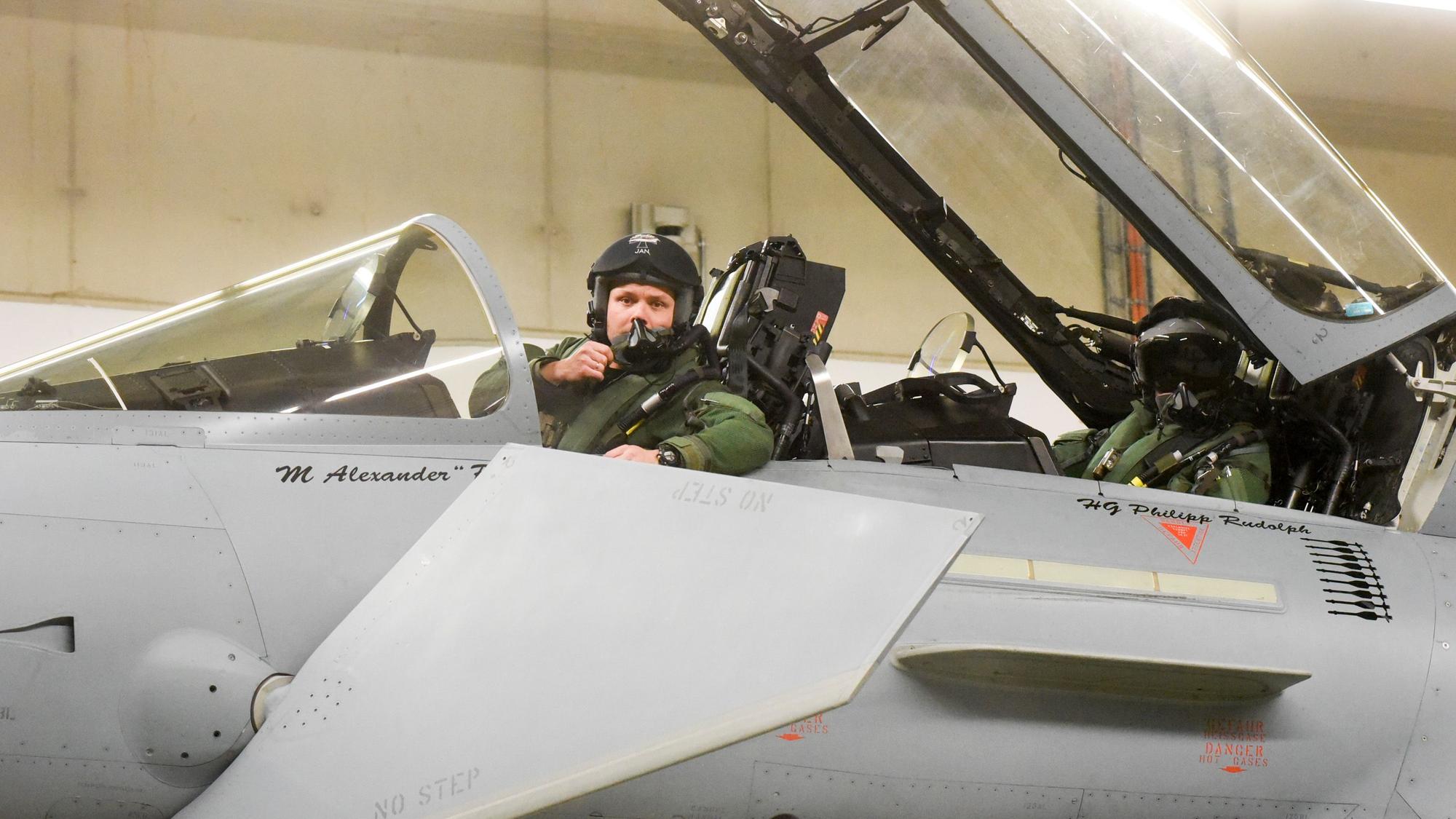 Piloten sitzen in einem Eurofighter-Cockpit.
