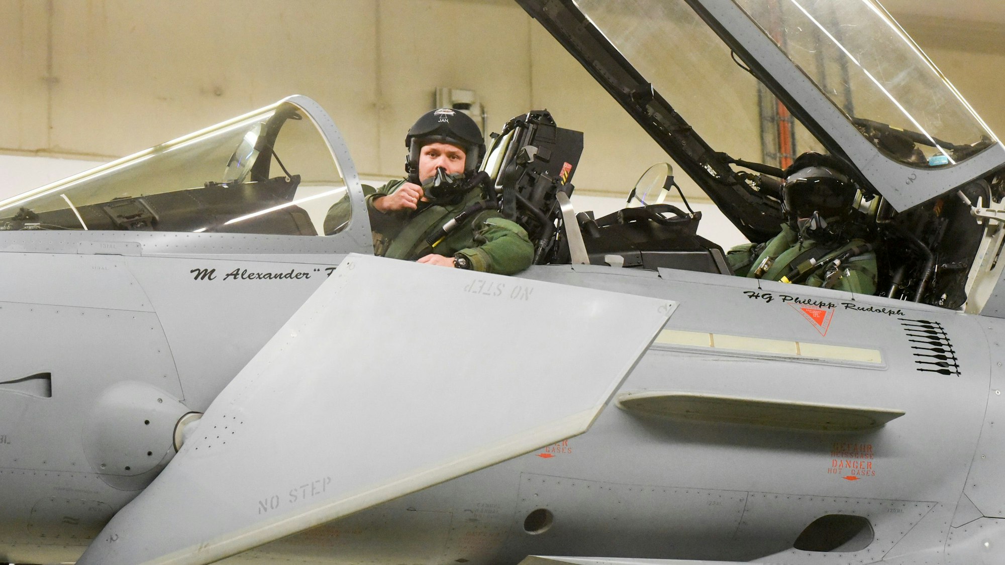 Ein Pilot in einem Eurofighter.