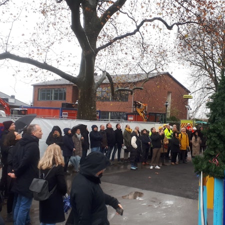 Ein Richtfest auf dem Schulhof.