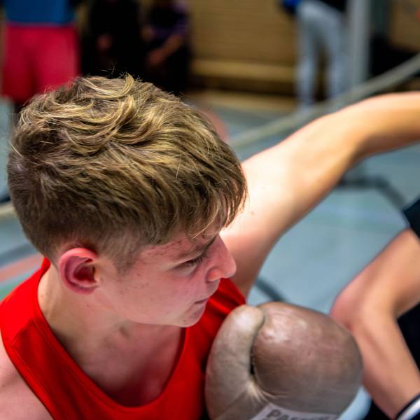 Das Bild zeigt Daniel Lesev beim Training. Er duckt sich gerade weg.