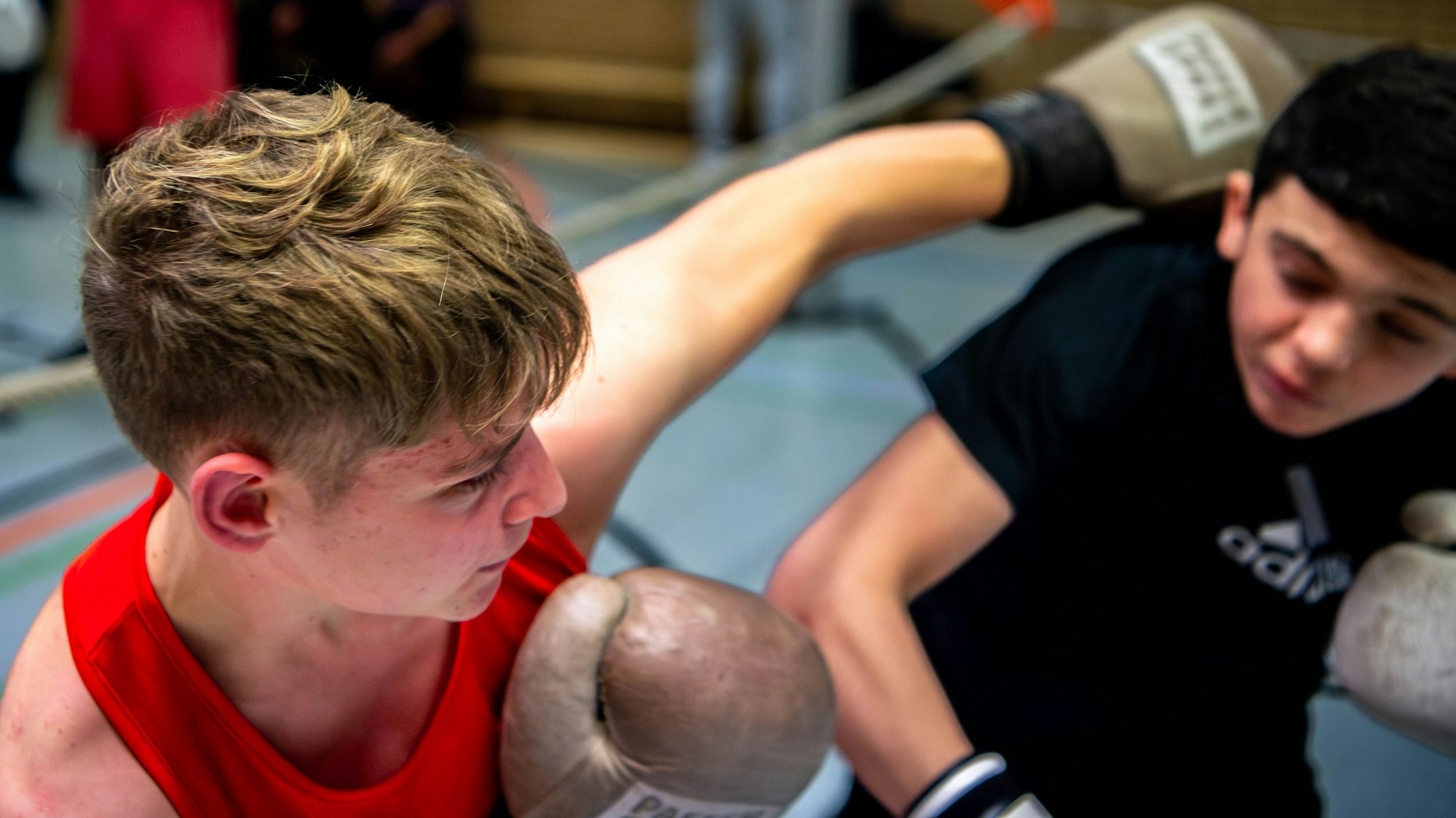 Das Bild zeigt Daniel Lesev beim Training. Er duckt sich gerade weg.