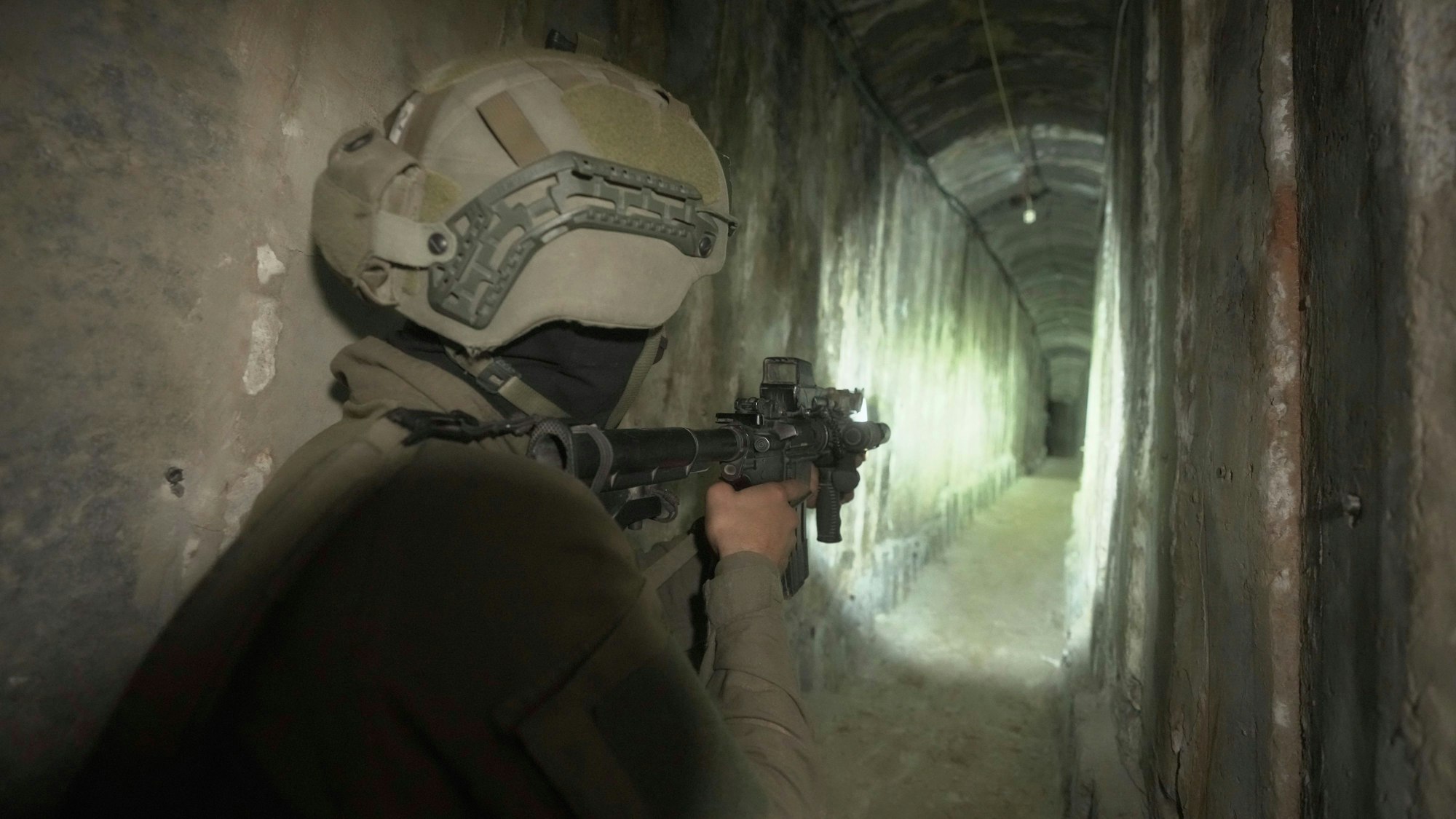Ein israelischer Soldat steht in einem Tunnel, der mutmaßlich von der Terrorgruppe Hamas angelegt wurde. Die israelische Armee überlegt, ob sie Tunnel mit Wasser aus dem Mittelmeer fluten soll. (Archivbild)