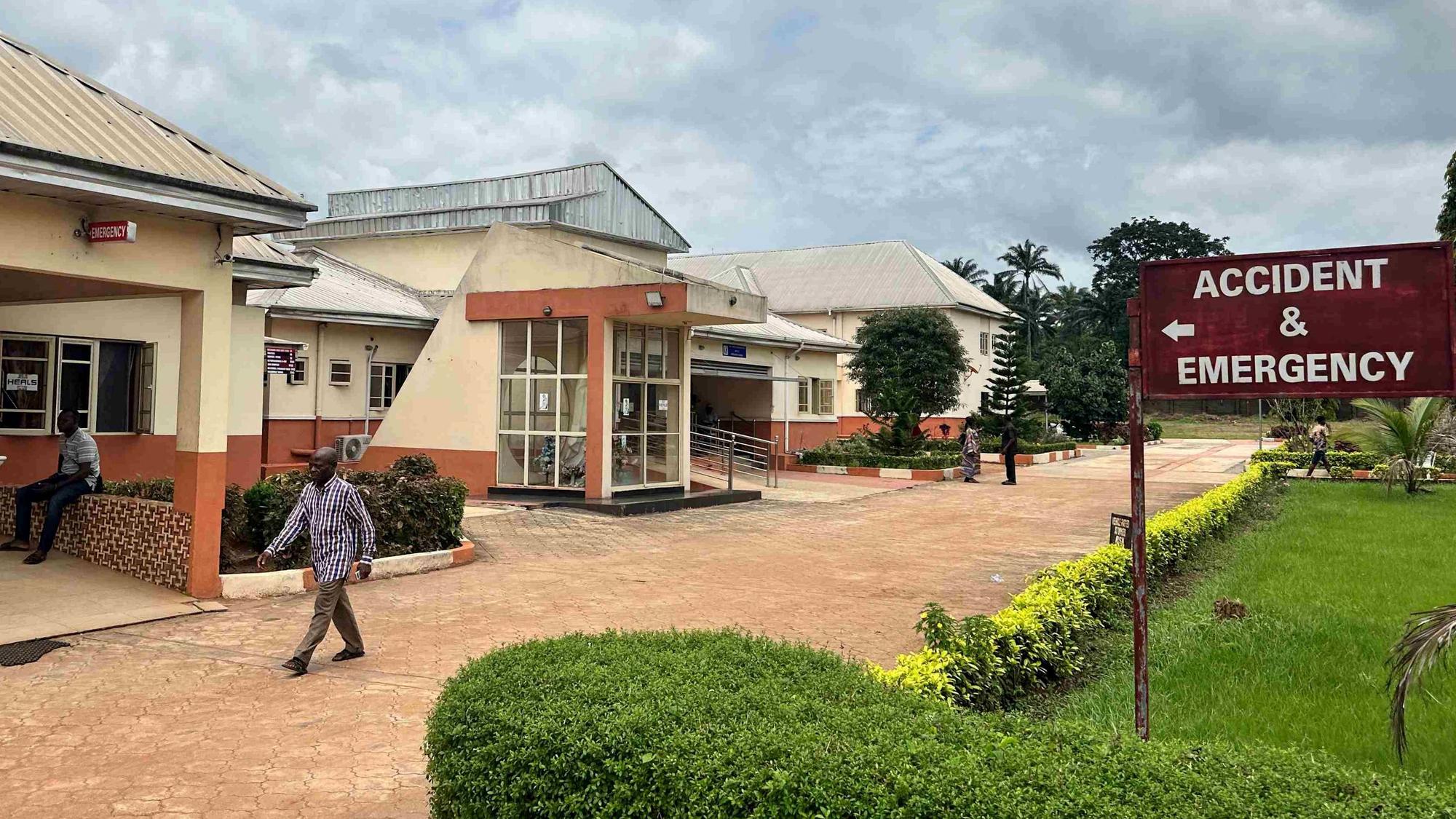 Das Bild zeigt das St. Mary`s Hospital in Nigeria. Es dient vor allem der medizinischen Versorgung von Müttern und ihren Kindern.