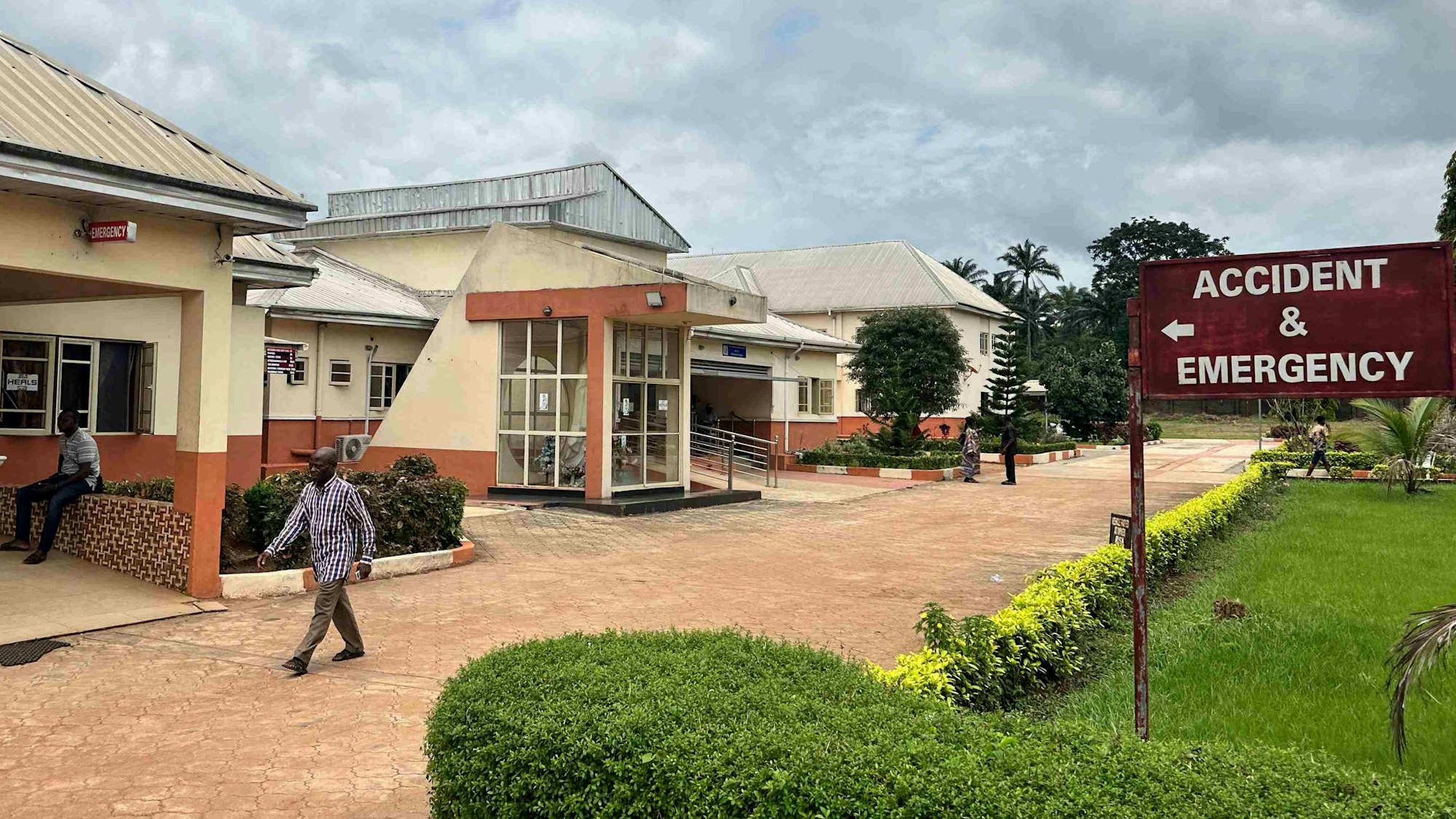 Das Bild zeigt das St. Mary`s Hospital in Nigeria. Es dient vor allem der medizinischen Versorgung von Müttern und ihren Kindern.
