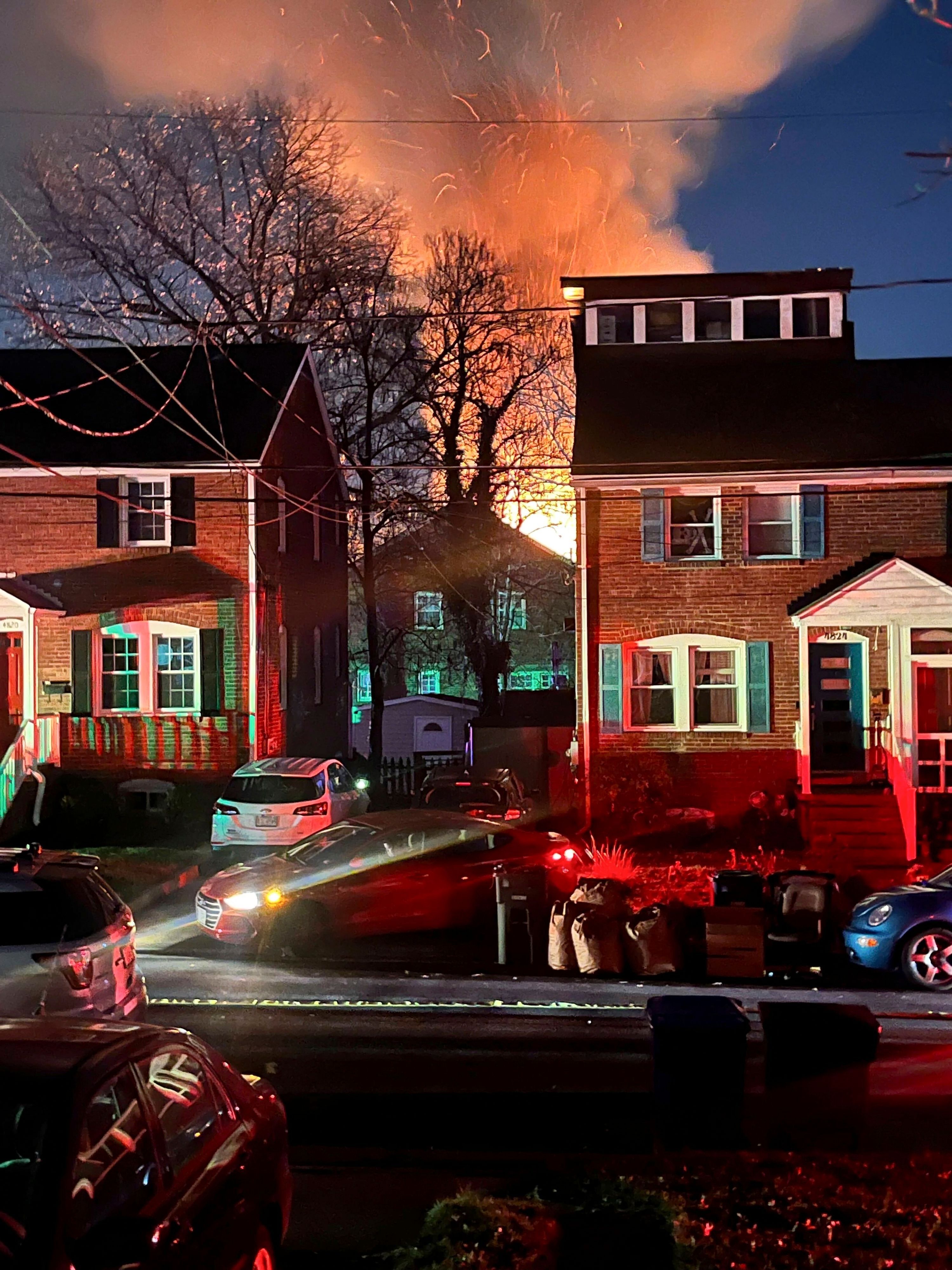Das Haus in Arlington ist im Hintergrund kurz nach der Explosion zu sehen. Zuvor war die Polizei zu dem Wohnhaus gerufen worden.