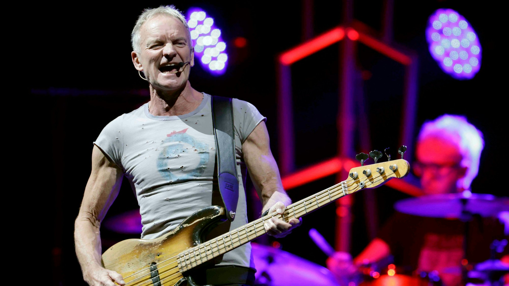 Sting spielt auf einer Gitarre.