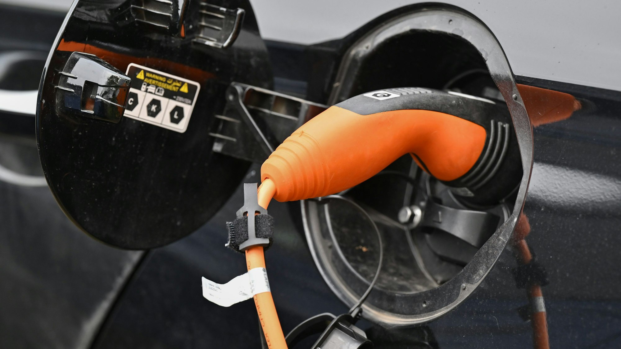 Jetzt aber schnell: Private Anbieter sollen in Köln künftig beim Aufbau der Lade-Infrastruktur mitwirken.