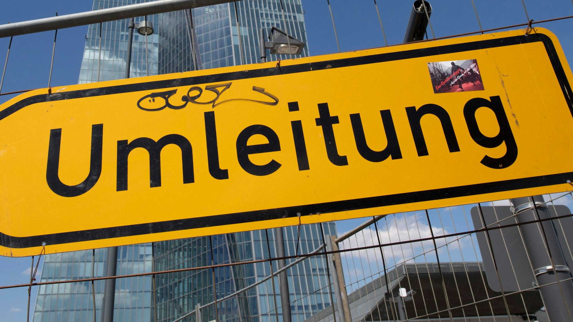 Auf dem Foto ist ein Schild mit dem Schriftzug „Umleitung“ zu sehen.