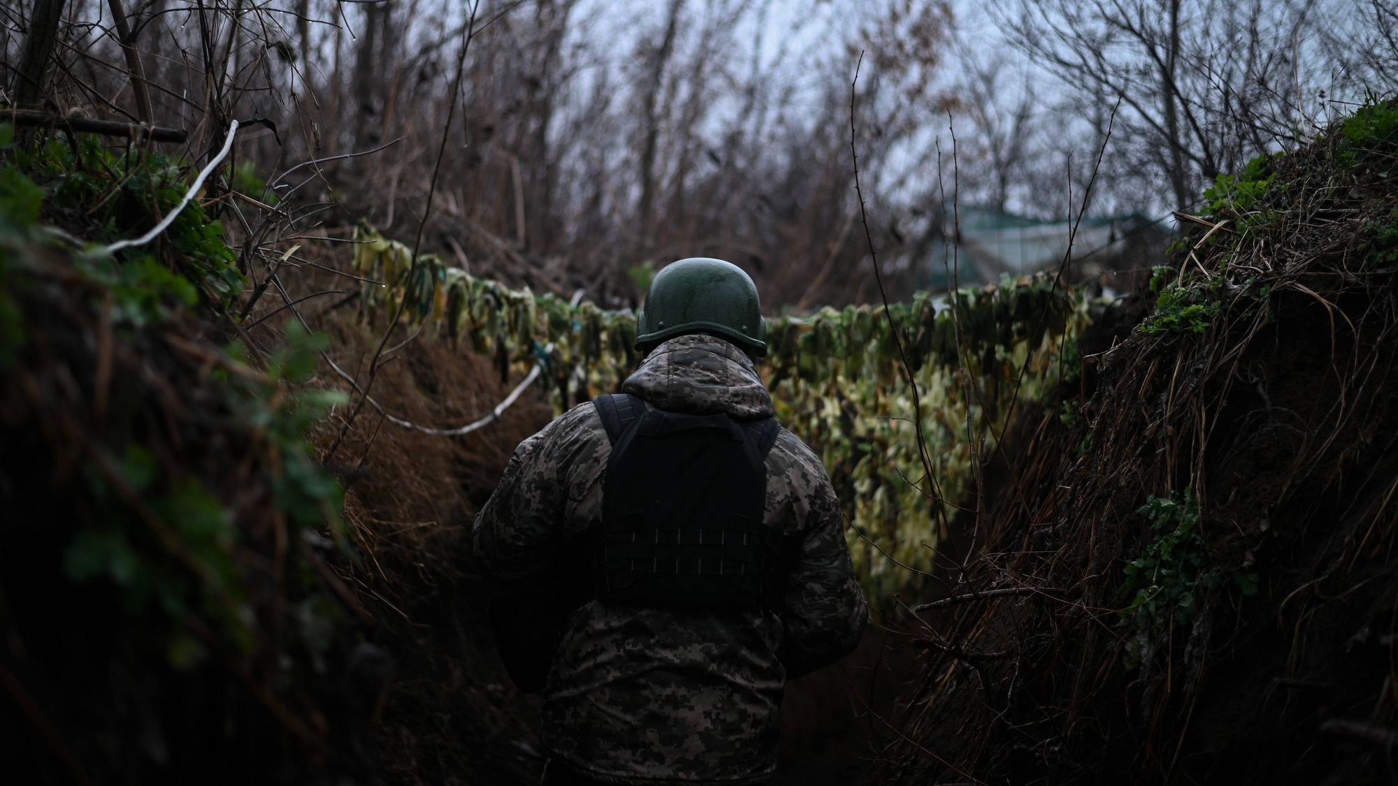 Ein ukrainischer Soldat läuft in der Nähe von Donezk durch einen Schützengraben. Zwei Ukrainer sollen von russischen Soldaten nach ihrer Kapitulation erschossen worden sein. (Archivbild)