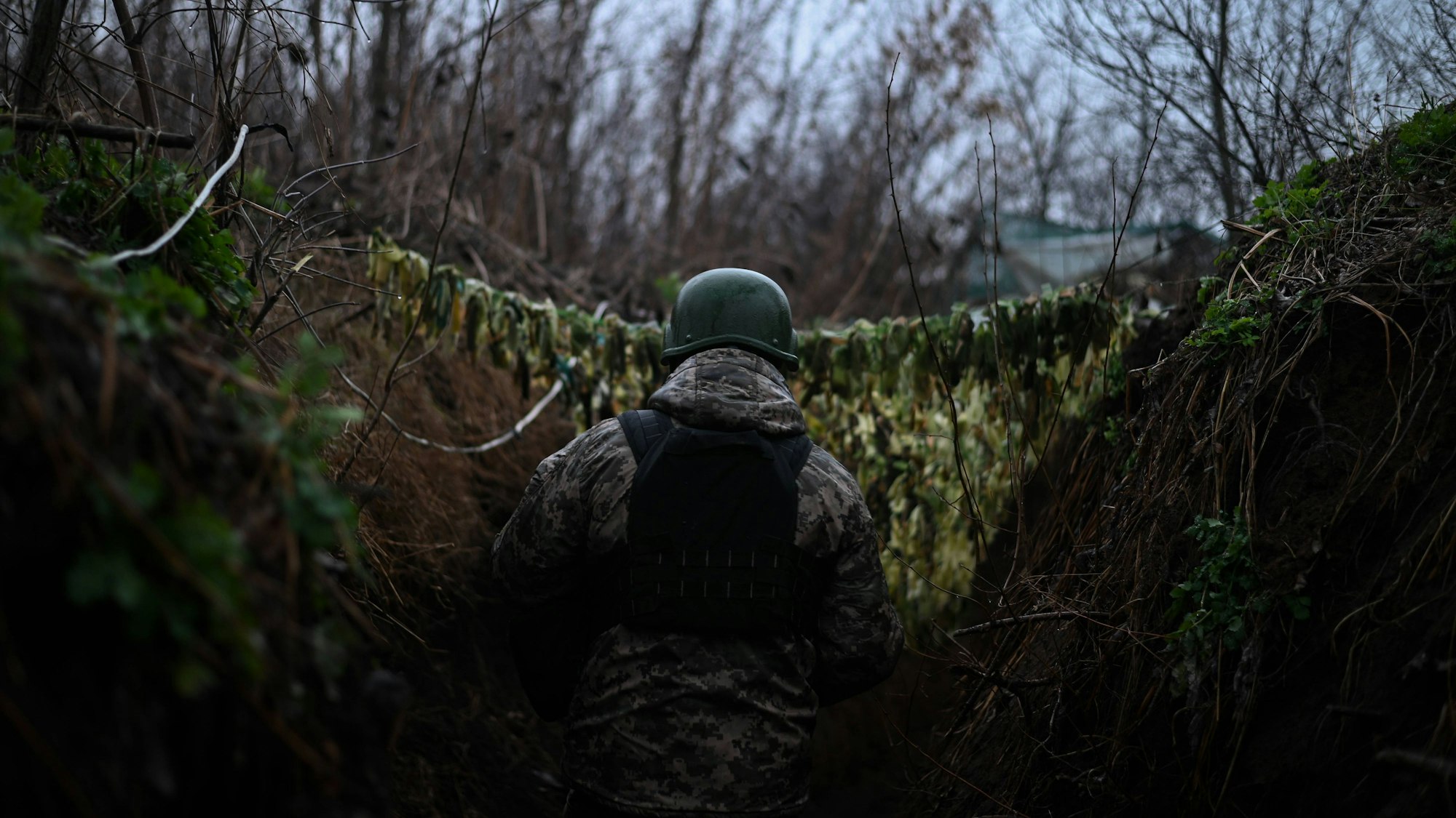Ein ukrainischer Soldat läuft in der Nähe von Donezk durch einen Schützengraben. Zwei Ukrainer sollen von russischen Soldaten nach ihrer Kapitulation erschossen worden sein. (Archivbild)