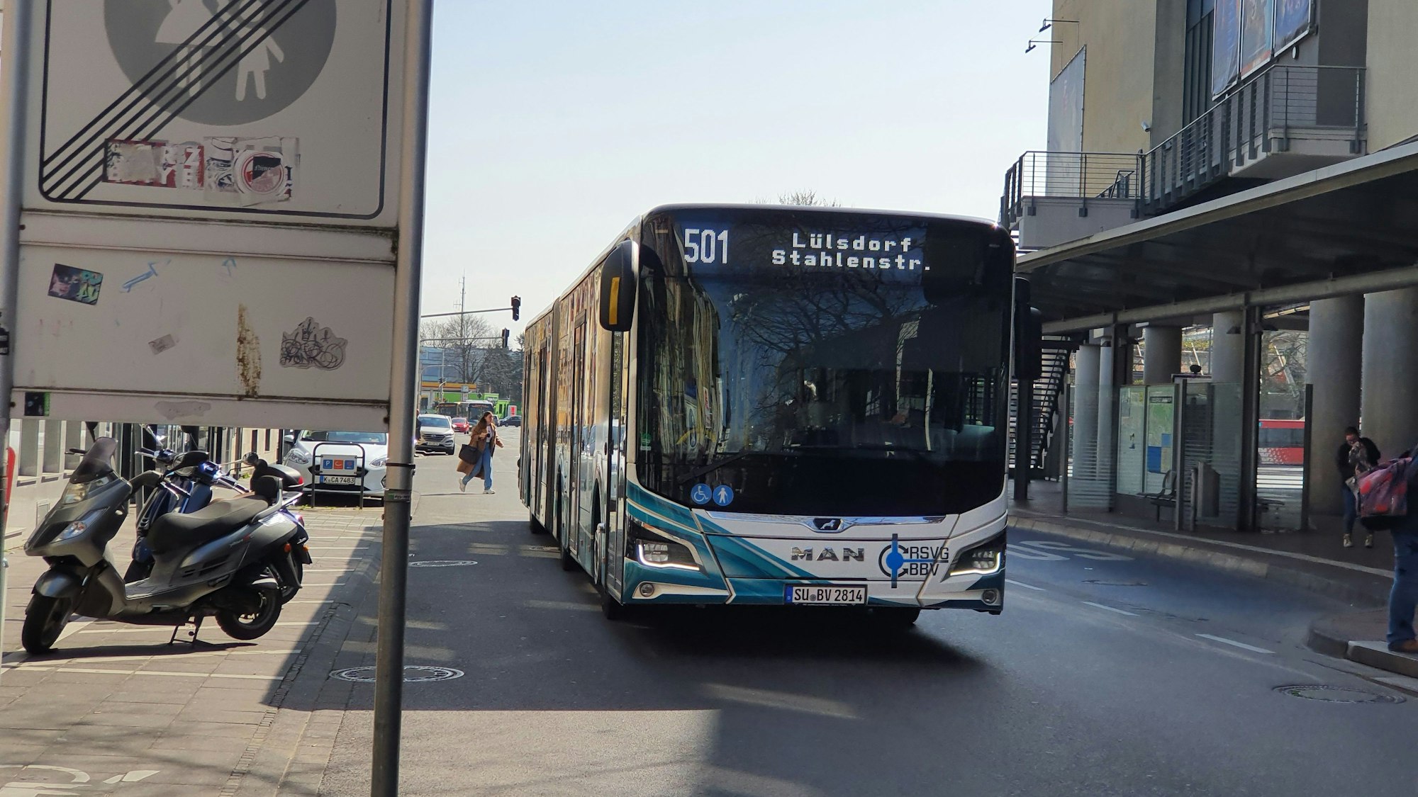 Ein Bus der RSVG rollt durch eine Straße.