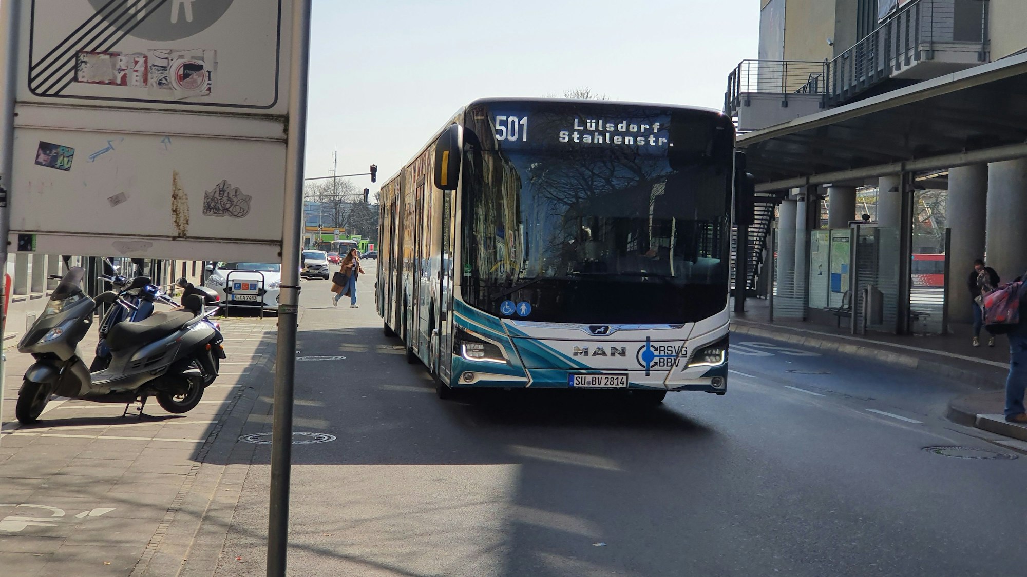 Ein Bus fährt eine Straße entlang.