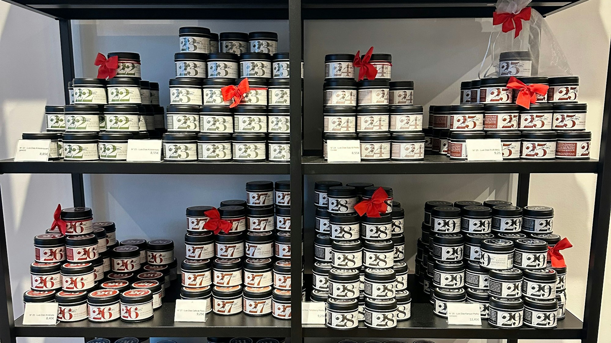 Ein schwarzes Regal voll beladen mit Gewürzen im Casa Luis Dias.