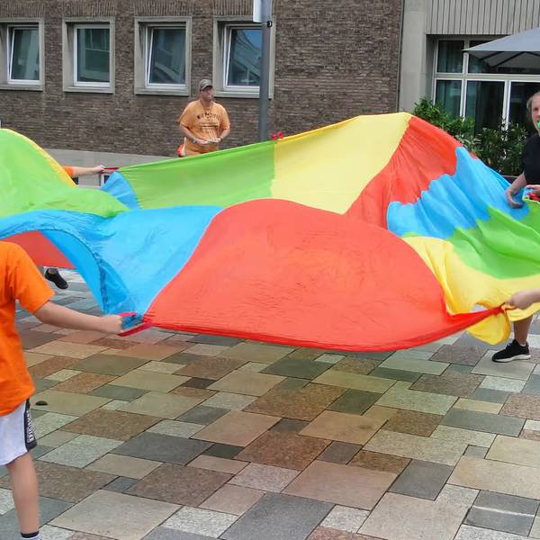 Kinder vor dem Rathaus