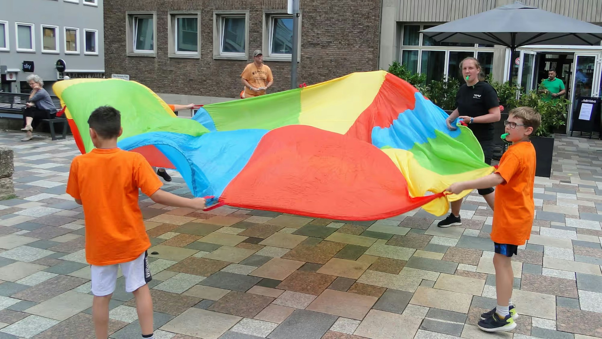 Kinder vor dem Rathaus